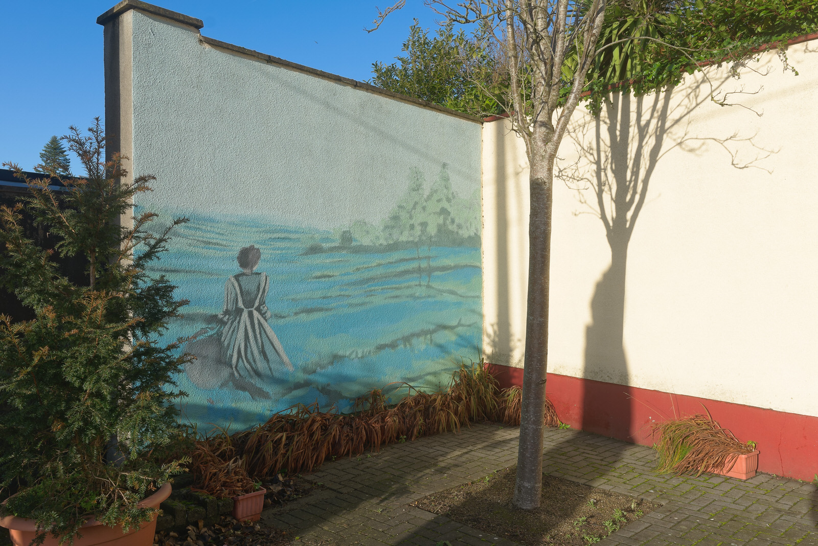 A HUNGER FOR KNOWLEDGE BY JOEY BURNS PLUS A MURAL[A BOG OAK SCULPTURE REPRESENTING THE SALMON OF KNOWLEDGE]
 001