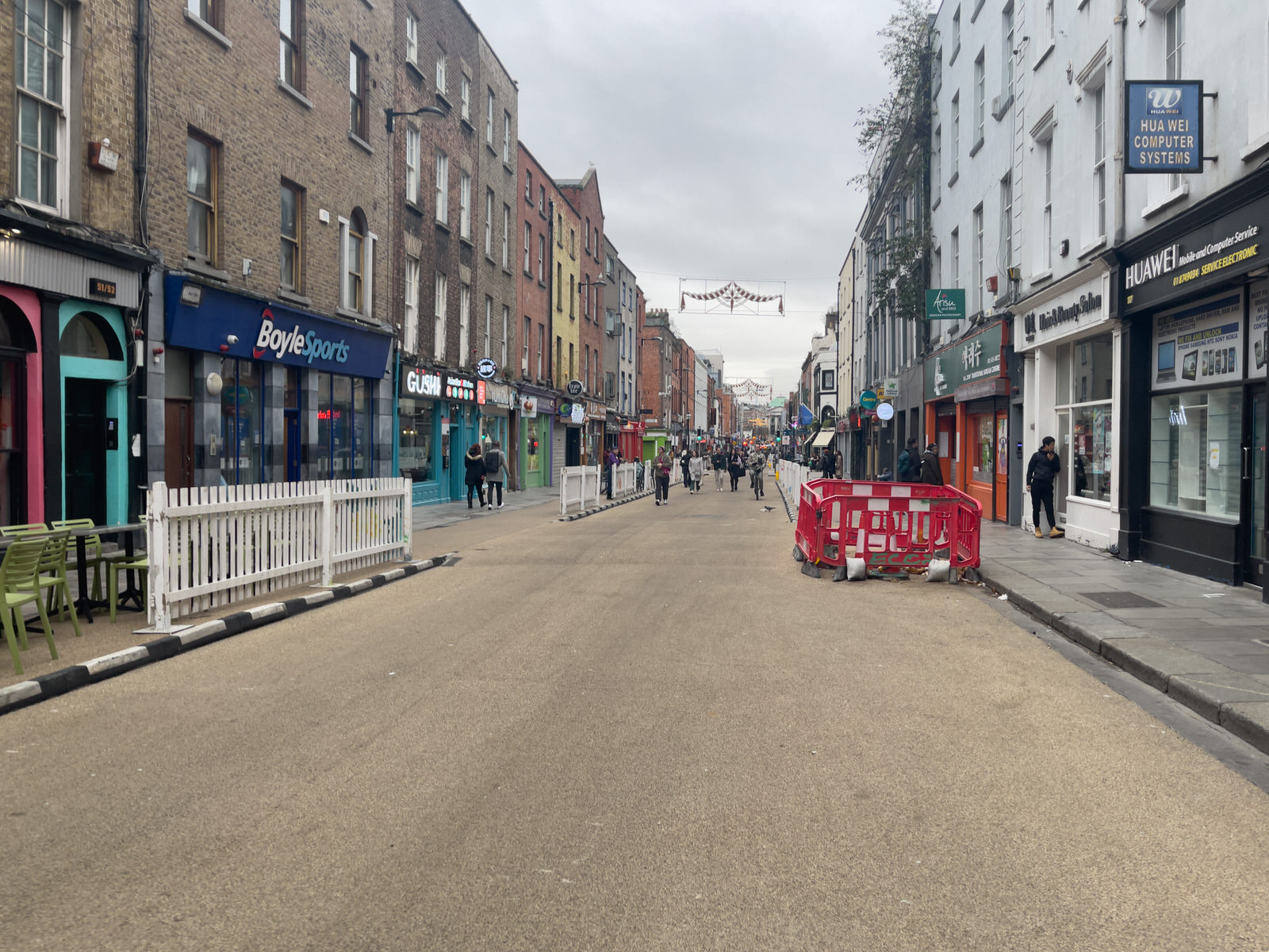 THE NEW STREET FURNITURE IS BEING INSTALLED ON CAPEL STREET [BUT THERE ARE FEW VISITORS TO BE SEEN TODAY] 004