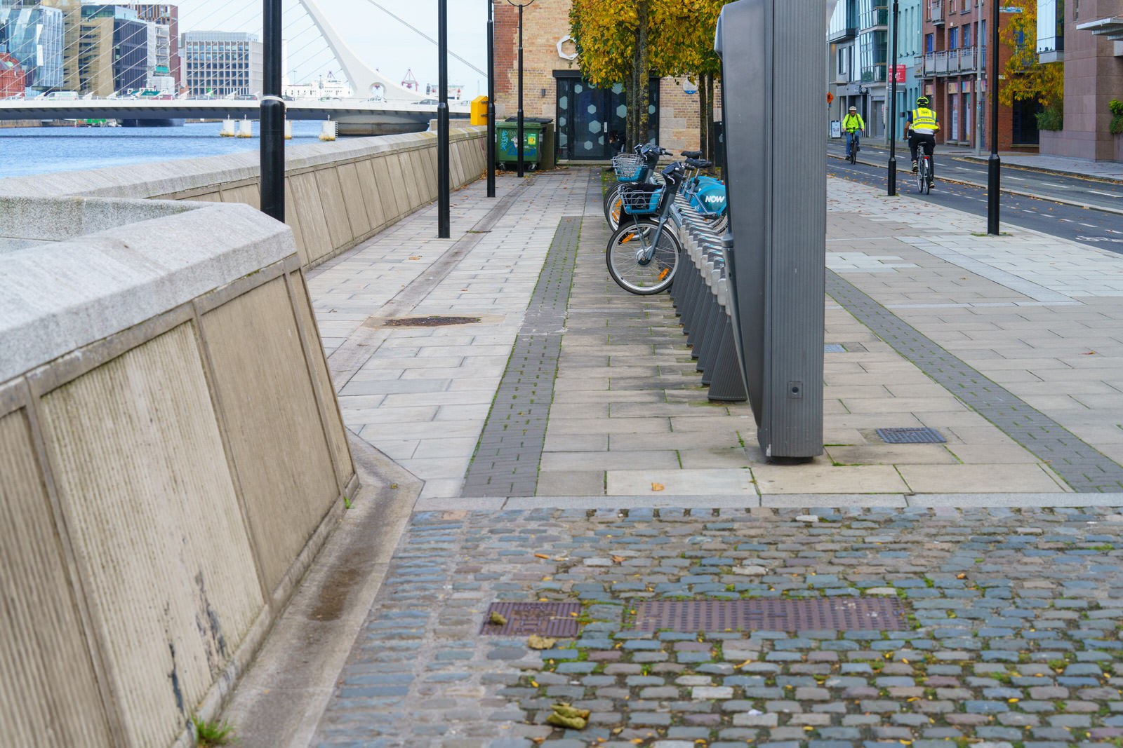 DUBLINBIKES DOCKING STATION 99 [SIR JOHN ROGERSONS'S QUAY OCTOBER 2023] 003