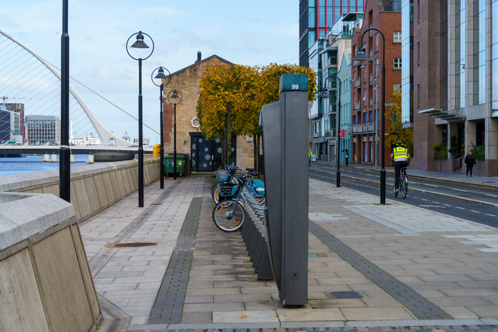 DUBLINBIKES DOCKING STATION 99 [SIR JOHN ROGERSONS'S QUAY OCTOBER 2023] 004