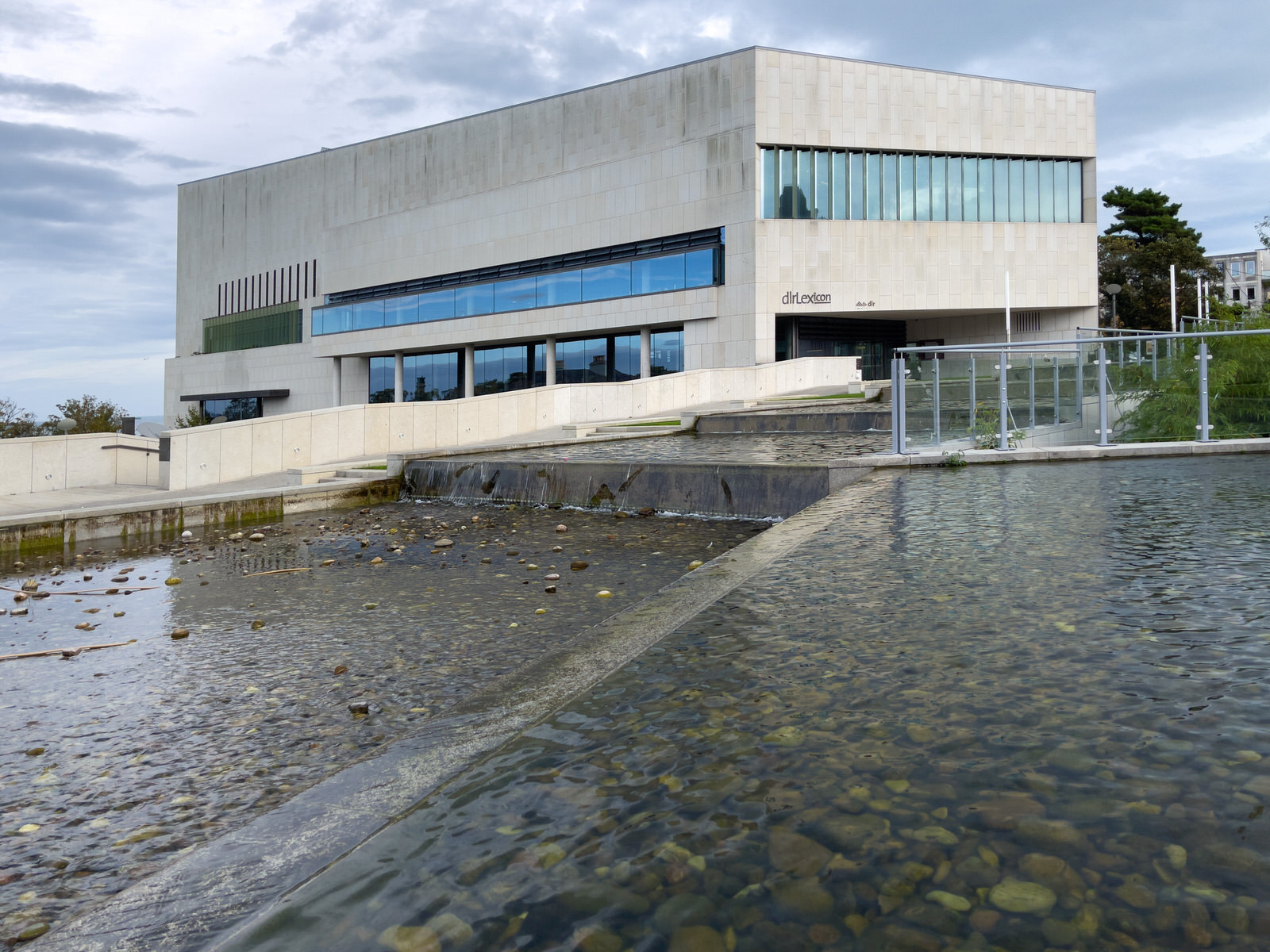THE WATER FEATURE AT THE DLR LEXICON [MORAN PARK DUN LAOGHAIRE 10 OCTOBER 2023] 003