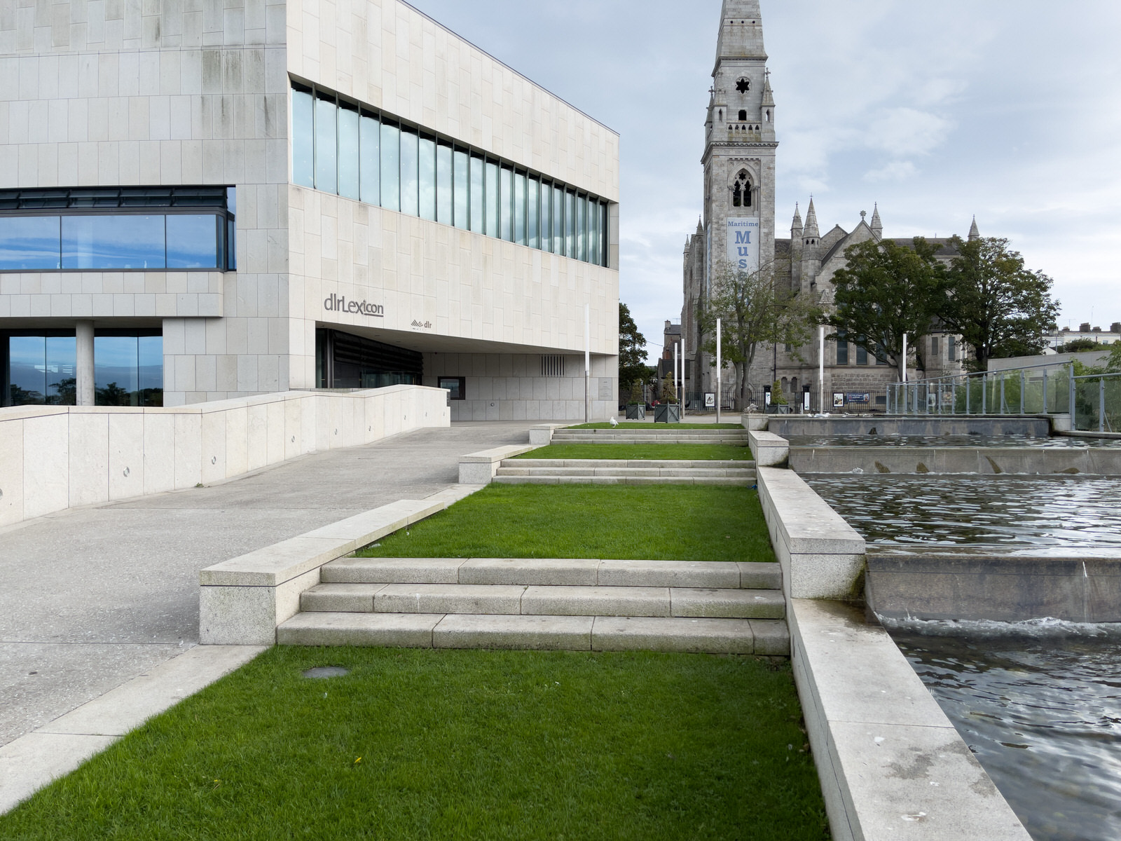 THE WATER FEATURE AT THE DLR LEXICON [MORAN PARK DUN LAOGHAIRE 10 OCTOBER 2023] 008