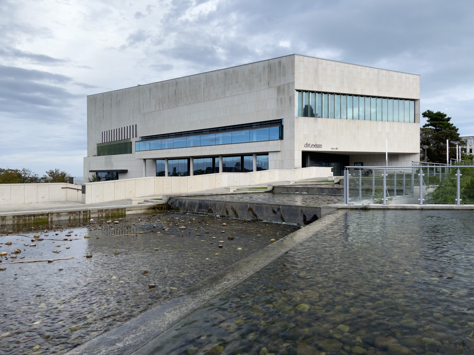 THE WATER FEATURE AT THE DLR LEXICON [MORAN PARK DUN LAOGHAIRE 10 OCTOBER 2023] 011