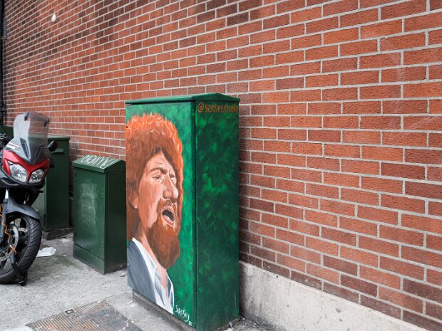 STREET ART TRIBUTE TO LUKE KELLY Luke Kelly (1940–1984) was an iconic figure in Irish music, co-founding the renowned folk band The Dubliners in 1962....