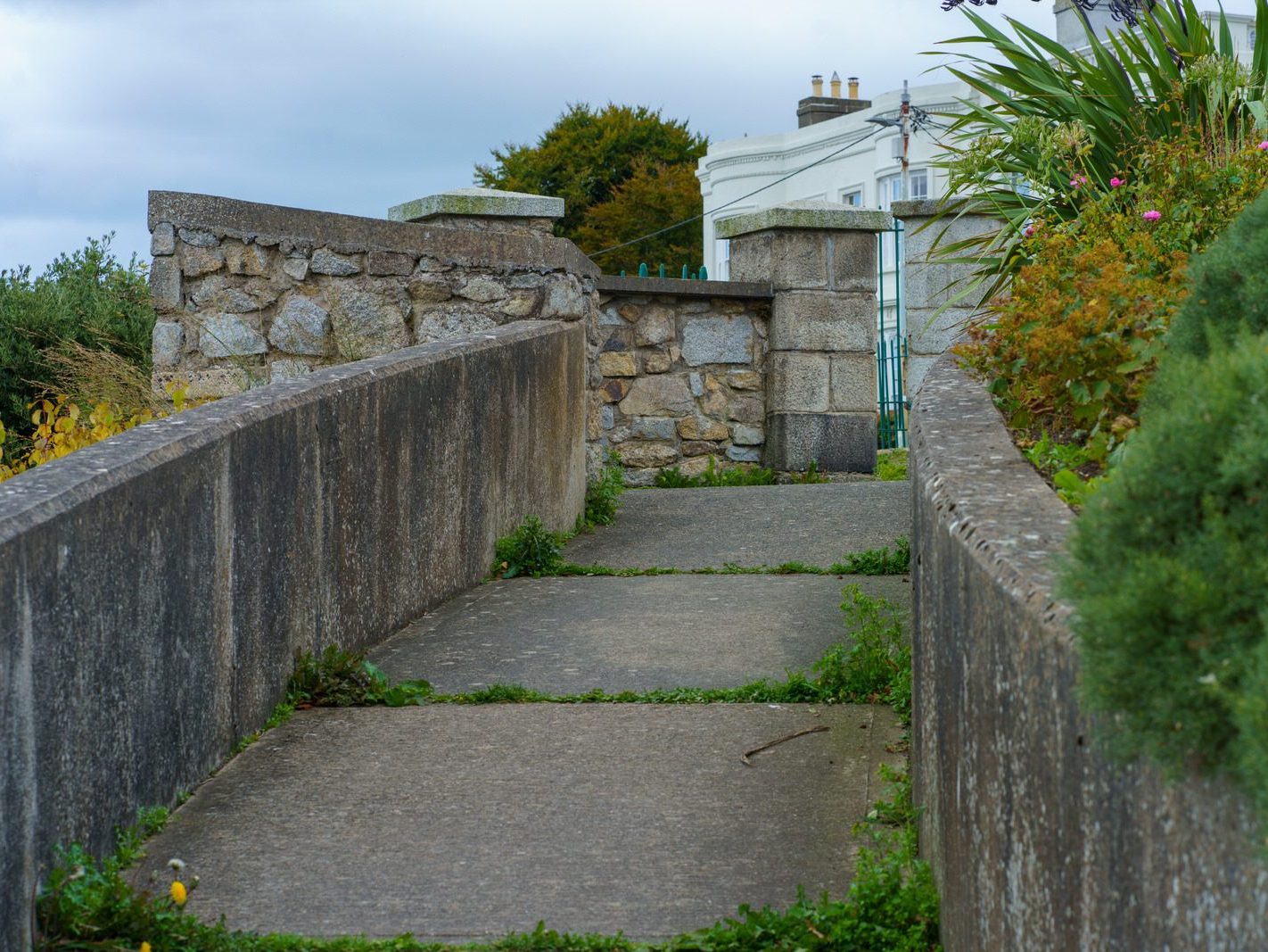 SEAPOINT PUBLIC PARK IN DUN LAOGHAIRE [BETWEEN SEAPOINT STATION AND SALTHILL MONKSTOWN STATION]-240510-1