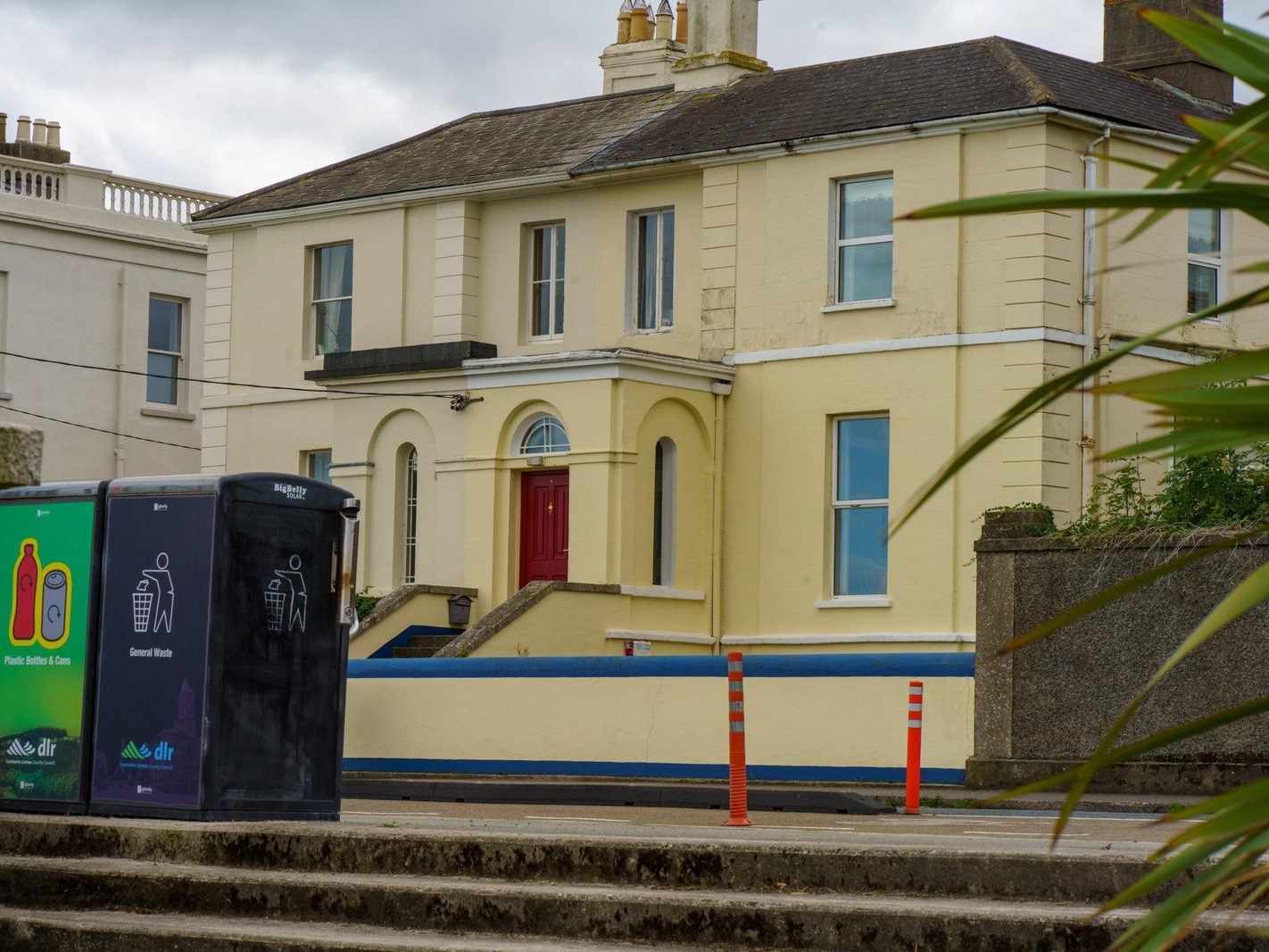 SEAPOINT PUBLIC PARK IN DUN LAOGHAIRE [BETWEEN SEAPOINT STATION AND SALTHILL MONKSTOWN STATION]-240511-1