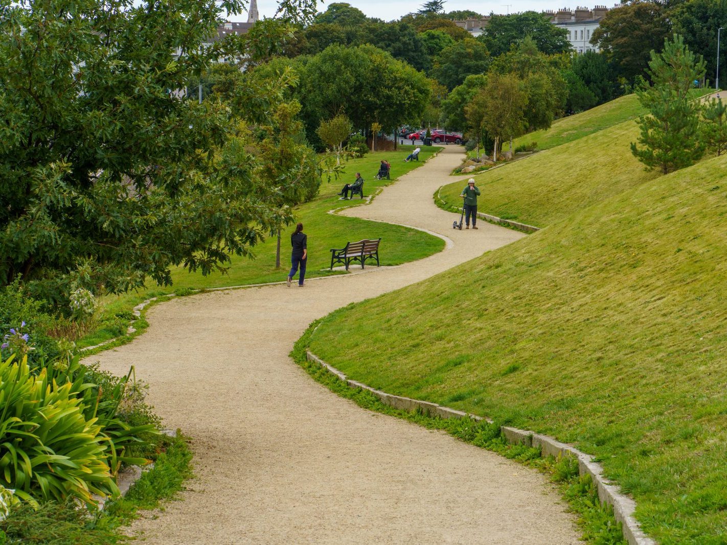 SEAPOINT PUBLIC PARK IN DUN LAOGHAIRE [BETWEEN SEAPOINT STATION AND SALTHILL MONKSTOWN STATION]-240532-1