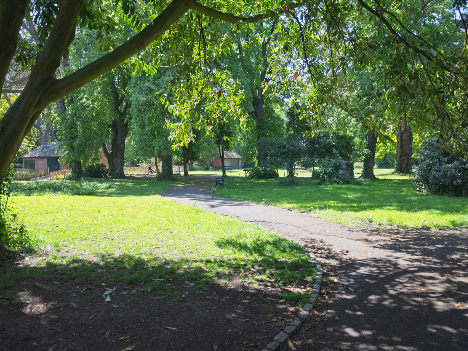 PALMERSTON PUBLIC PARK [IN THE DUBLIN SUBURB OF DARTRY]-251126-1