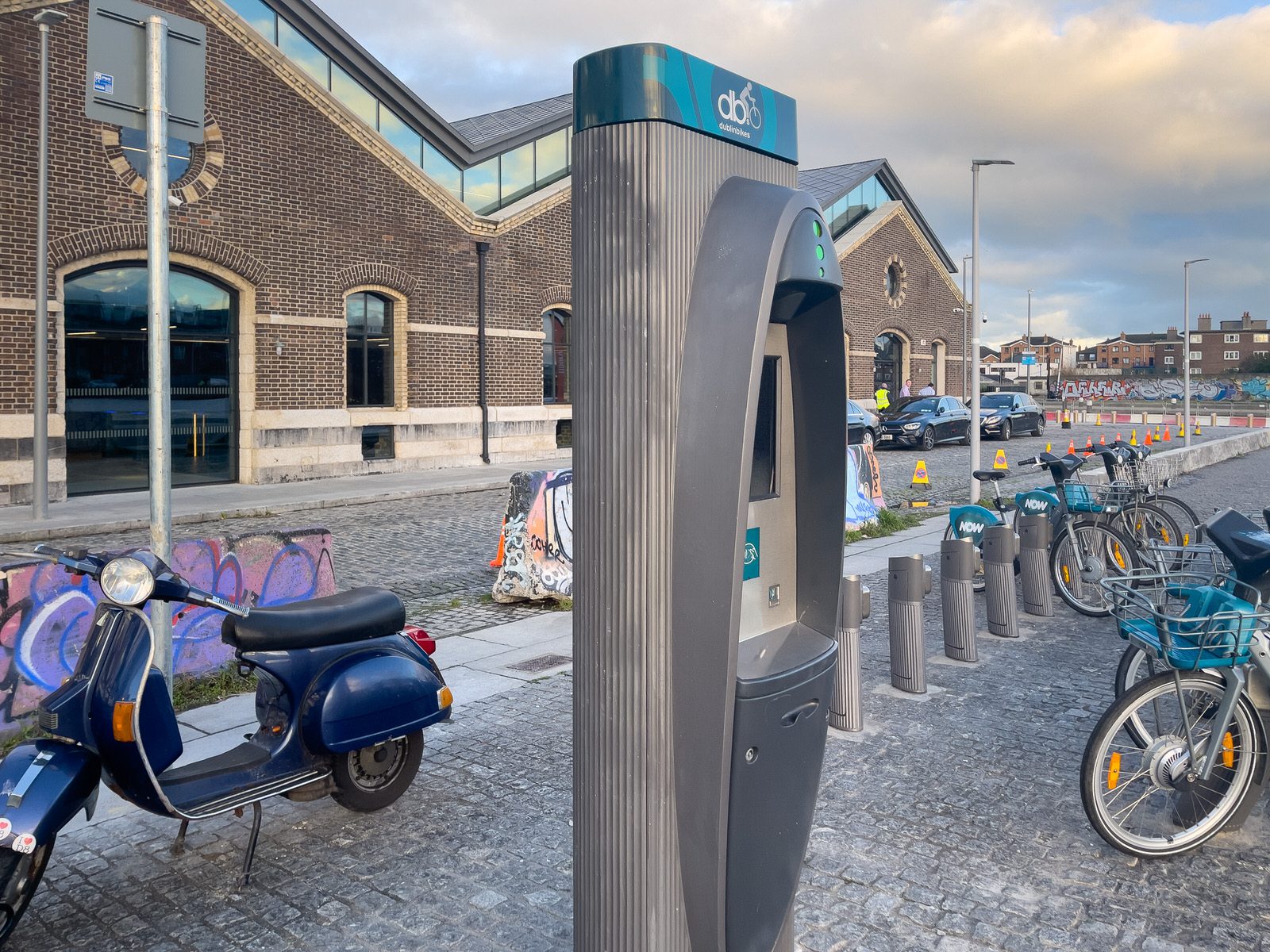 HANOVER QUAY EAST DOCKING STATION 117 AT THE AIRBNB WAREHOUSE HQ BUILDING [THERE IS ANOTHER STATION AROUND THE CORNER ON BENSON STREET]-225477-1