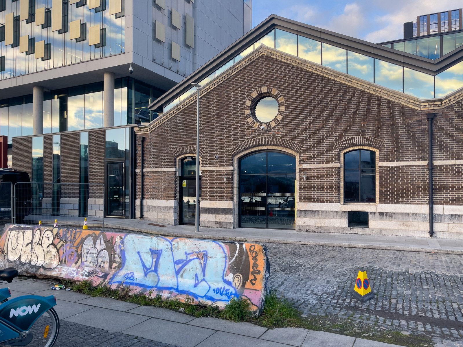 HANOVER QUAY EAST DOCKING STATION 117 AT THE AIRBNB WAREHOUSE HQ BUILDING [THERE IS ANOTHER STATION AROUND THE CORNER ON BENSON STREET]-225481-1