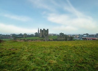HISTORIC NORMAN CASTLE IN TRIM COUNTY MEATH [PHOTOGRAPHED 26 DECEMBER 2006] 001