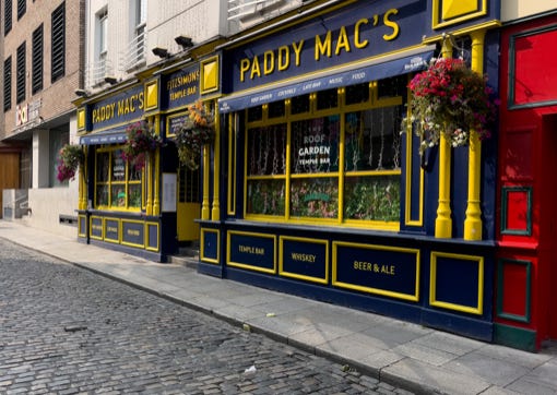 PADDY MAC'S ON ESSEX STREET IN TEMPLE BAR [I LIKE THE COLOUR SCHEME] 001