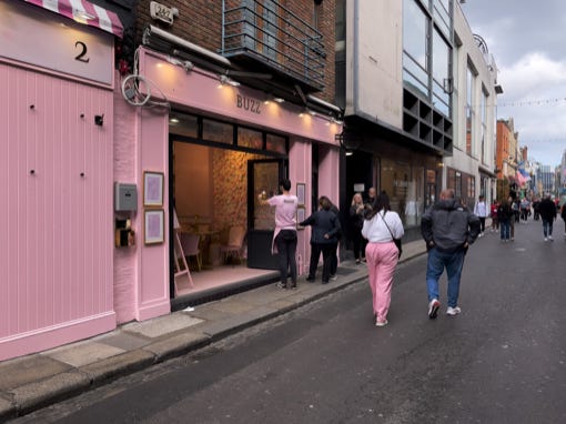 BUZZ IN TEMPLE BAR [SOMEONE LIKES PINK?]  001