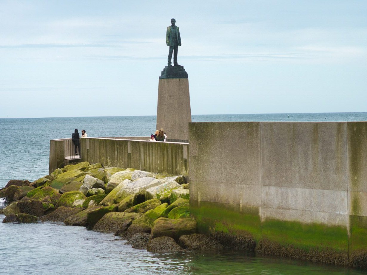 STATUE AT THE END OF THE JETTY AT DUN LAOGHAIRE BATHS 011