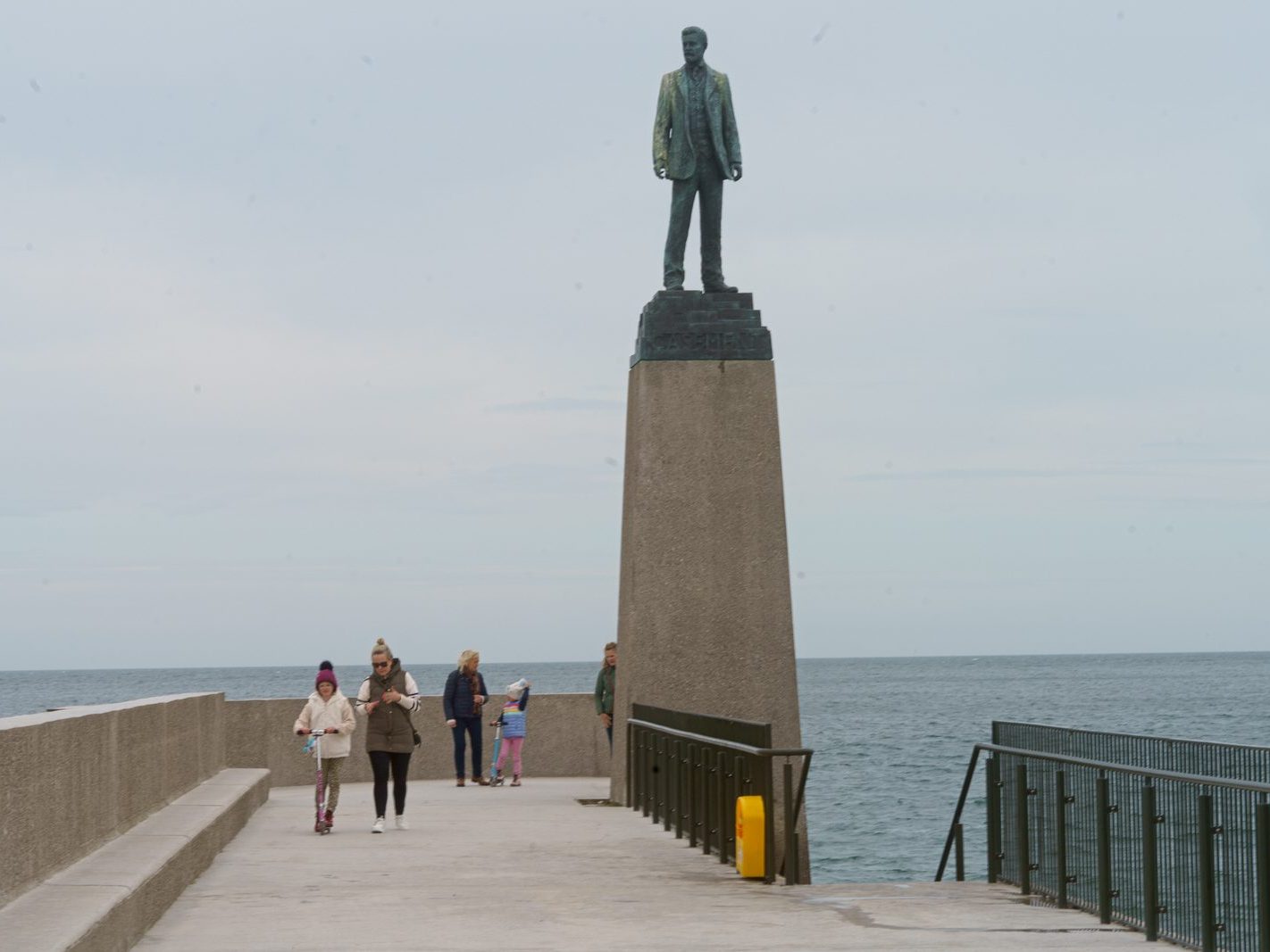 STATUE AT THE END OF THE JETTY AT DUN LAOGHAIRE BATHS 005