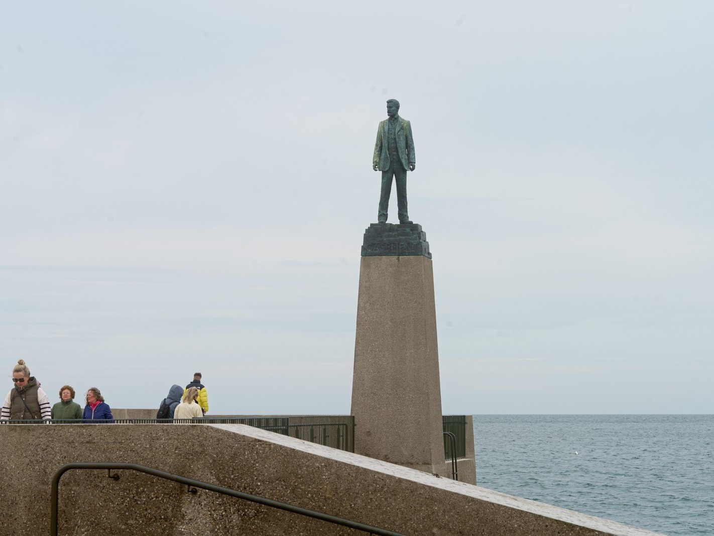 STATUE AT THE END OF THE JETTY AT DUN LAOGHAIRE BATHS 004