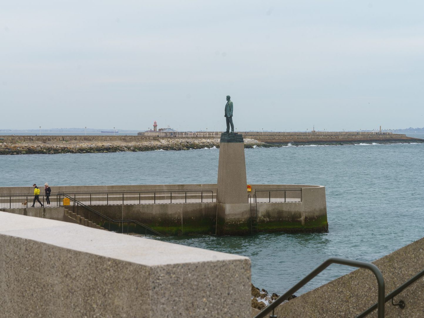 STATUE AT THE END OF THE JETTY AT DUN LAOGHAIRE BATHS 002
