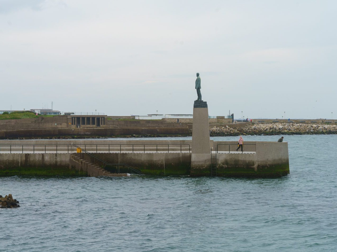 STATUE AT THE END OF THE JETTY AT DUN LAOGHAIRE BATHS 001