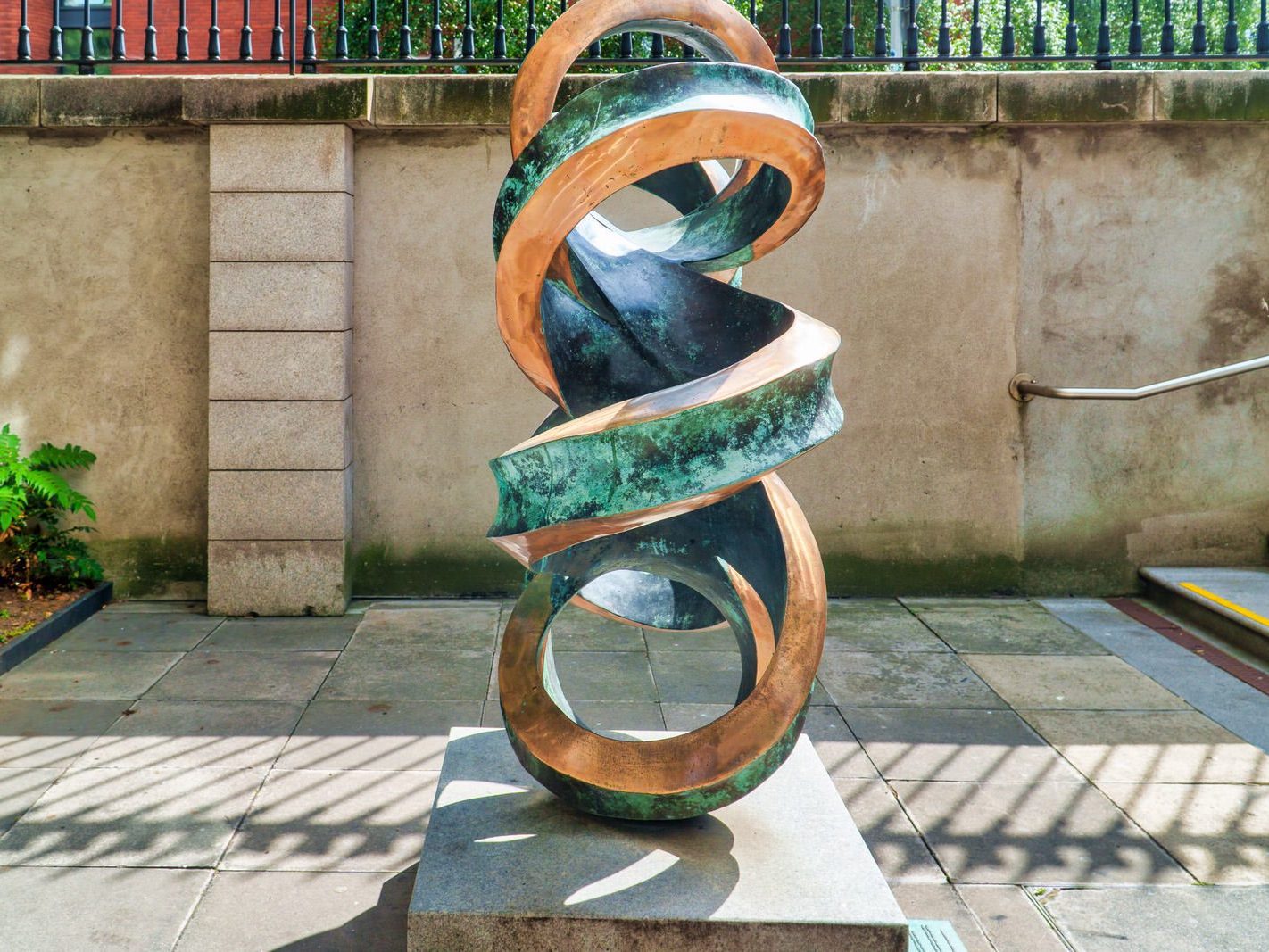 DOUBLE HELIX SCULPTURE BY BRIAN KING [A GIFT FROM DR BEATE SCHULER] 003