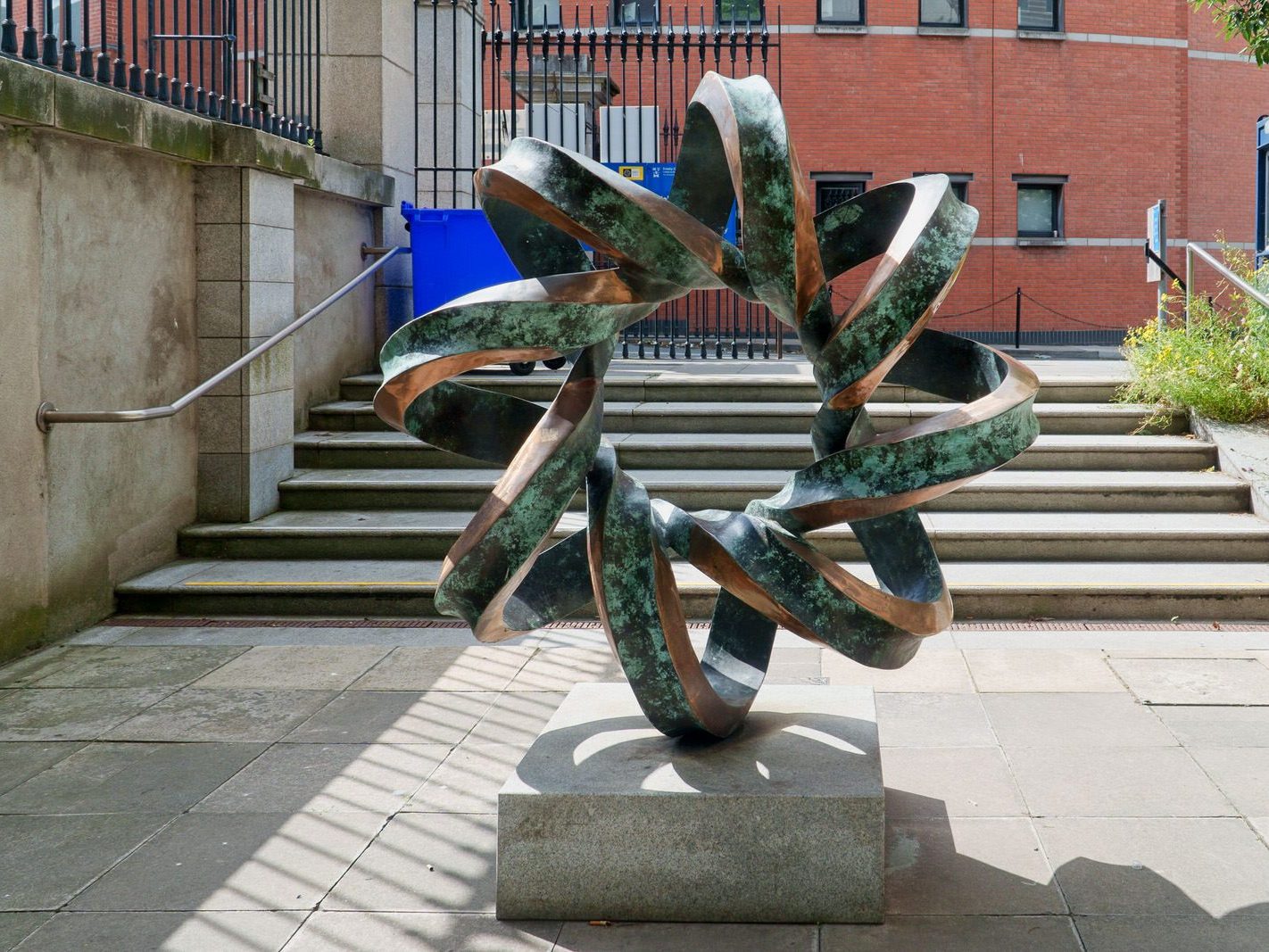 DOUBLE HELIX SCULPTURE BY BRIAN KING [A GIFT FROM DR BEATE SCHULER] 007