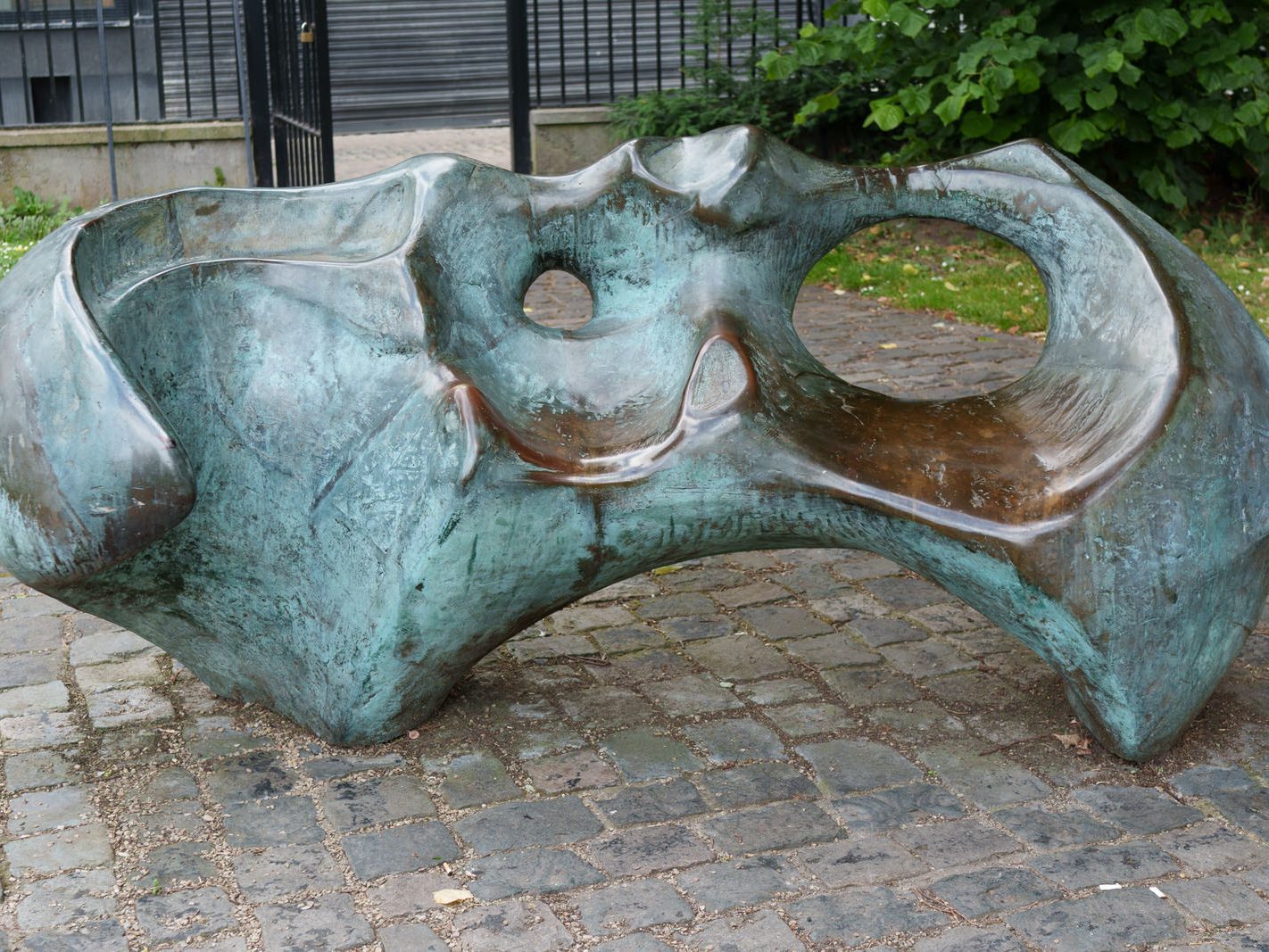 THE ADULT AND CHILD SEAT IN ST CATHERINE'S PARK [AN INTERESTING BRONZE SCULPTURE BY JIM FLAVIN] 001
