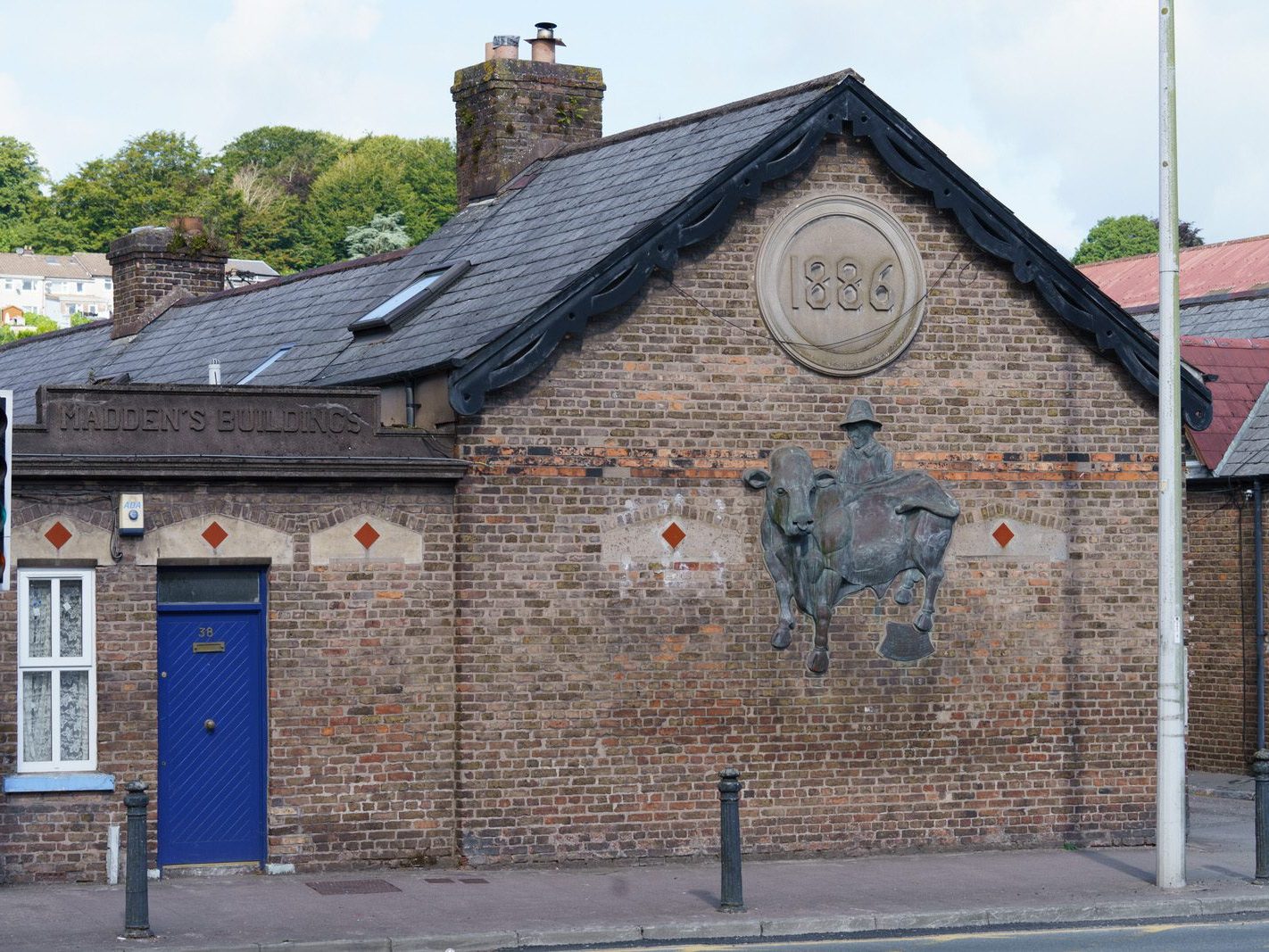THE BULL AND DROVER BY KEVIN HOLLAND [AT MADDEN'S BUILDINGS ON WATERCOURSE ROAD IN CORK] 001