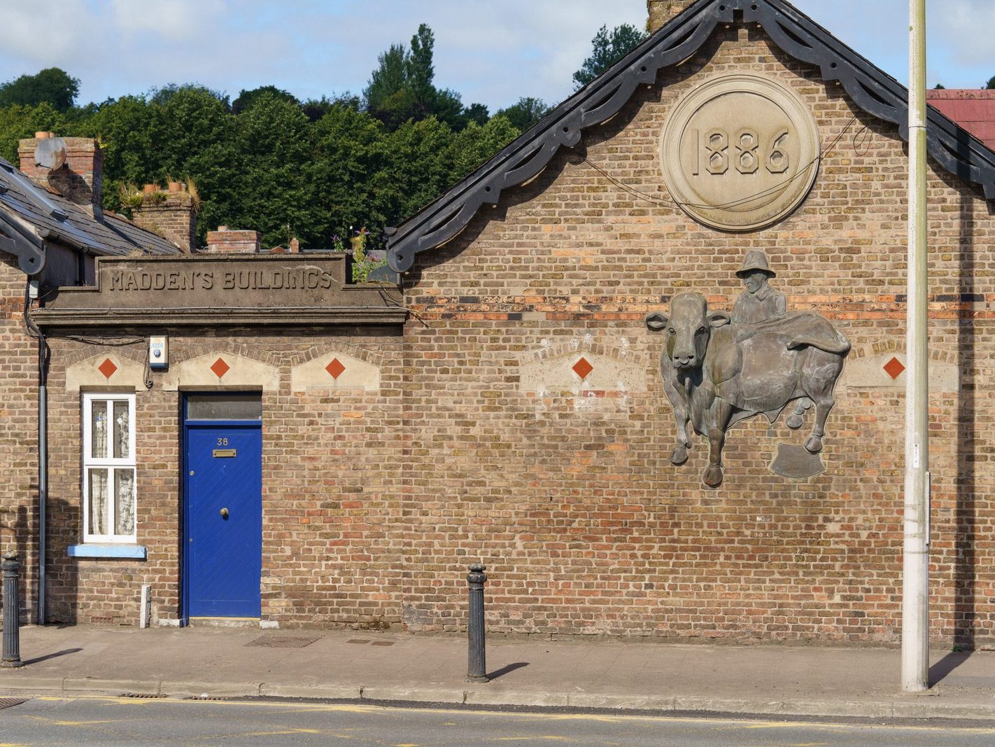 THE BULL AND DROVER BY KEVIN HOLLAND [AT MADDEN'S BUILDINGS ON WATERCOURSE ROAD IN CORK] 002