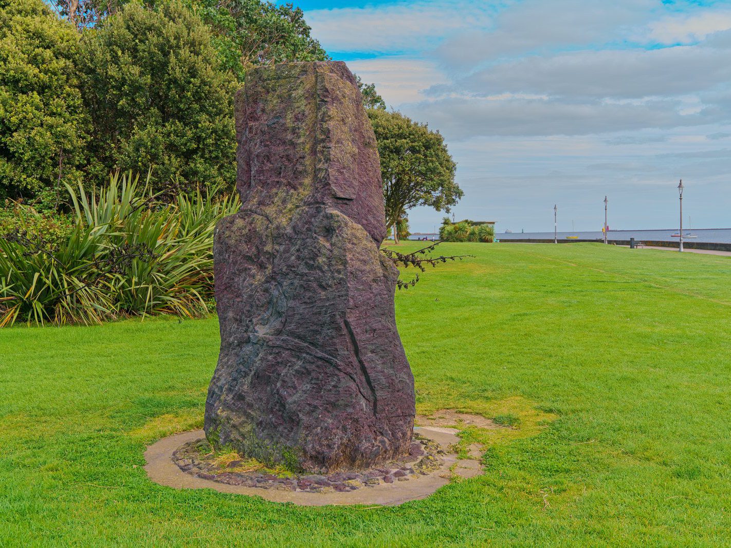 MAOI SCULPTURE IN CLONTARF [REPLICA OF ONE OF THE EASTER ISLAND STATUES]-244418-1