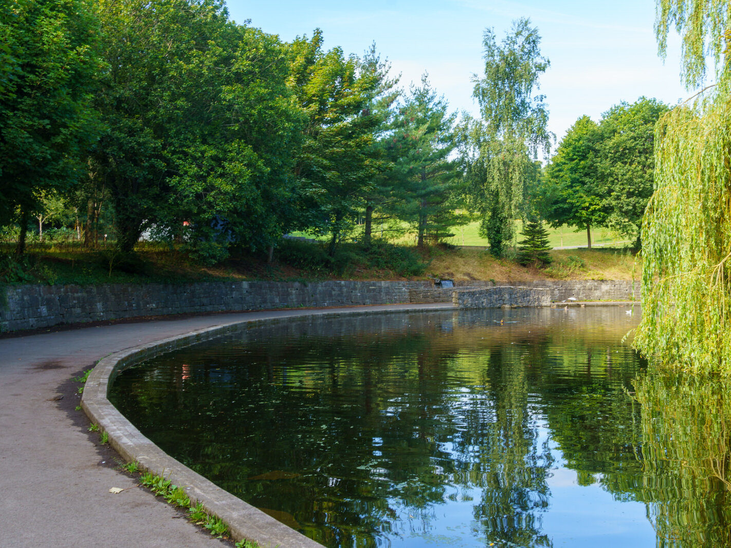 EXPLORING THE WATER FEATURES IN BUSHY PARK [DUCK POND PLUS A LAKE AND BRIDGES]-243836-1