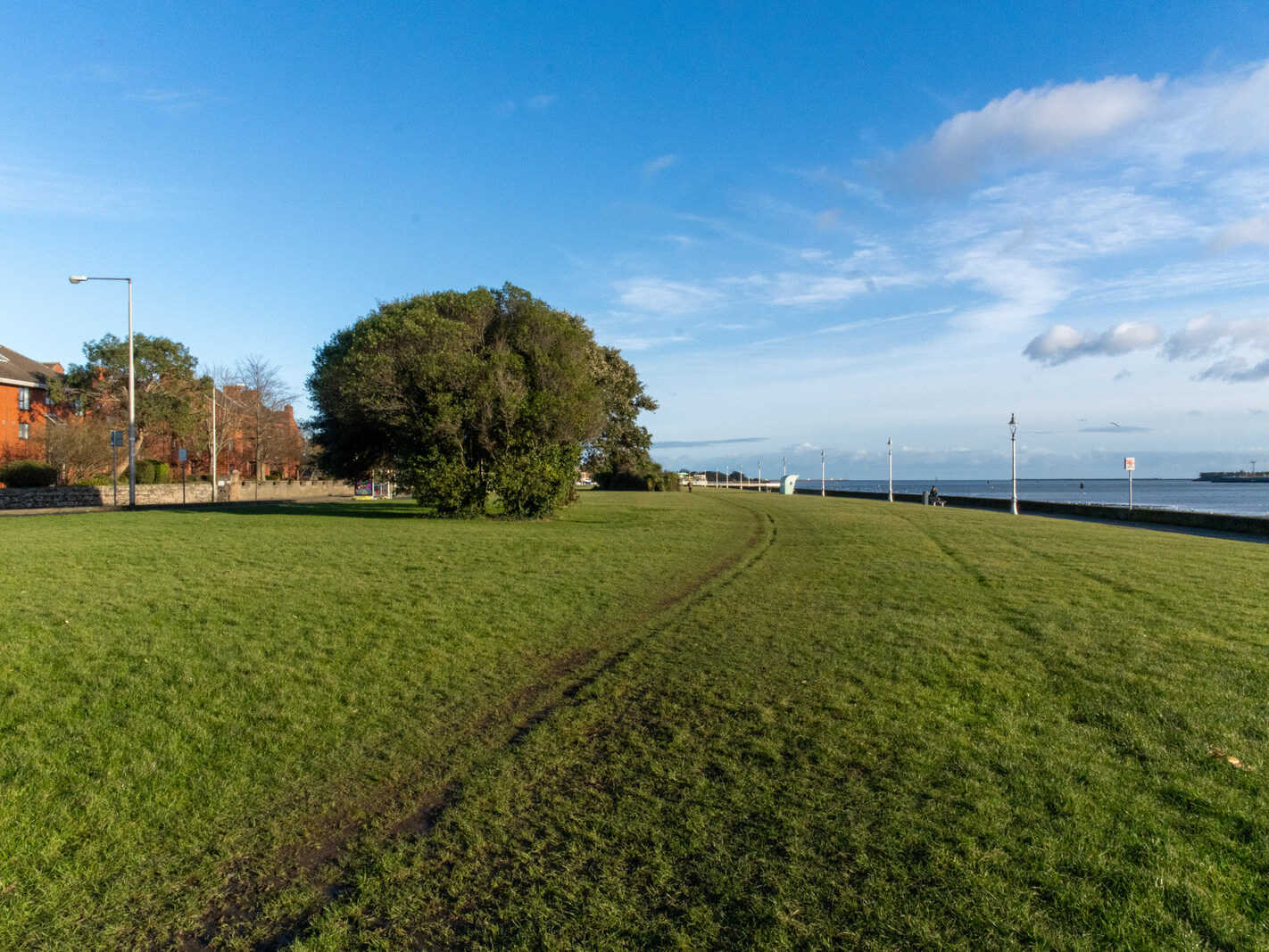 THE WIND SHELTERS AND THE BANDSTAND ALONG CLONTARF PROMENADE [REMAIN AS A TRIBUTE TO HERBERT SIMMS]-246831-1