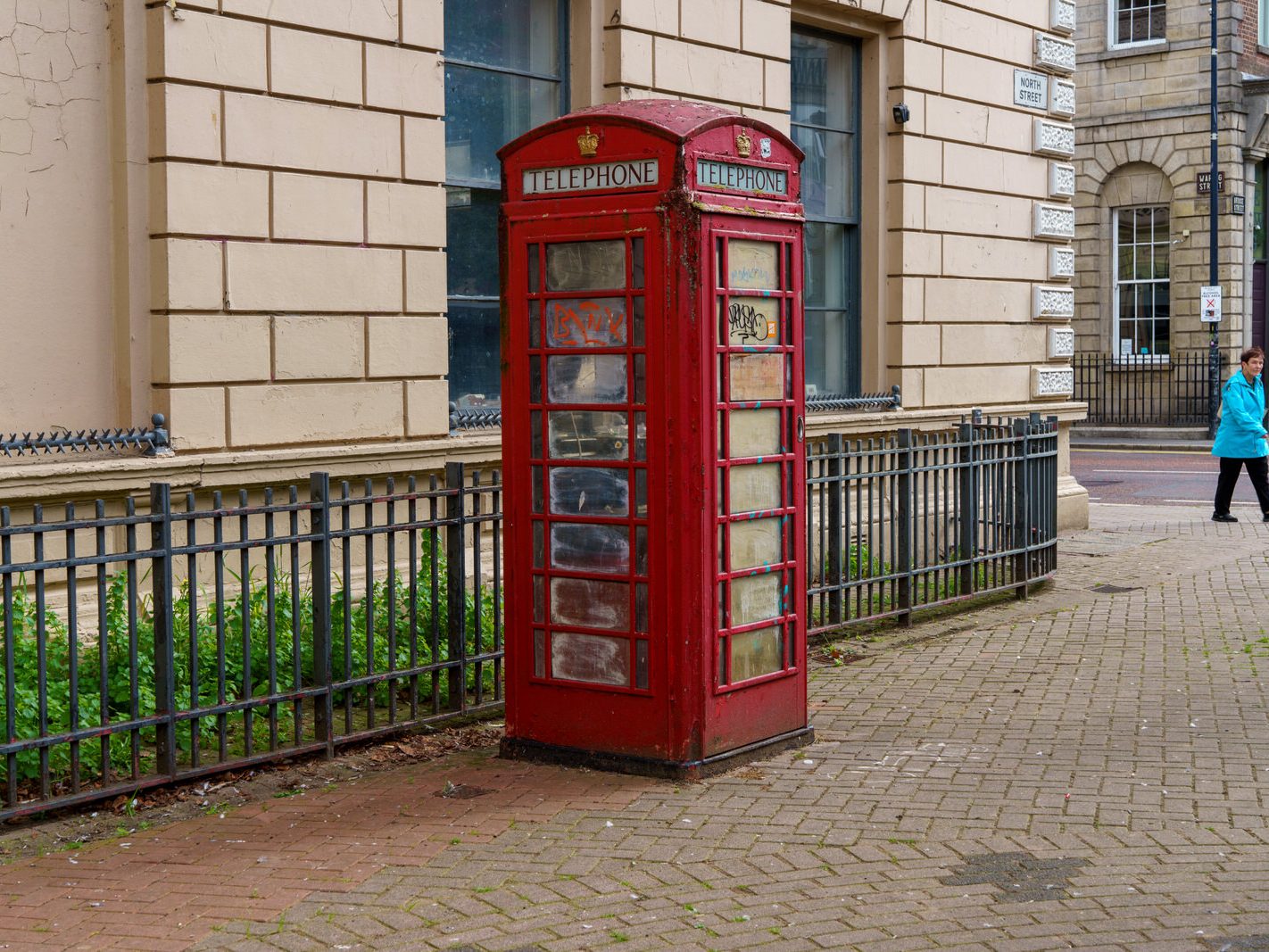 DECLINE OF A RED K6 TELEPHONE KIOSK WEED KILLER HAS BEEN APPLIED SEPTEMBER 2021 001