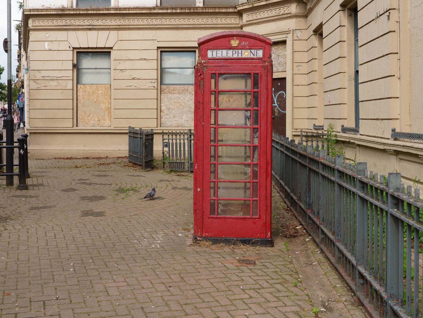 DECLINE OF A RED K6 TELEPHONE KIOSK WEED KILLER HAS BEEN APPLIED SEPTEMBER 2021 004