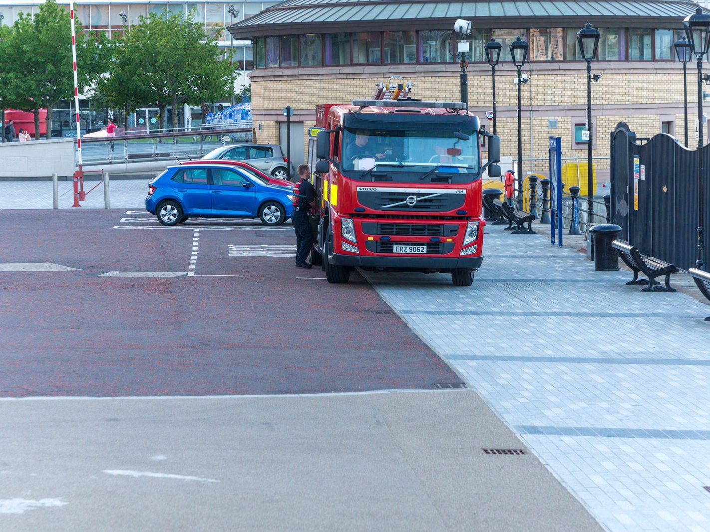 FIRE ENGINE ERZ 9062 VOLVO FM-330 SRT SRP [ROMEO TANGO 190] 002