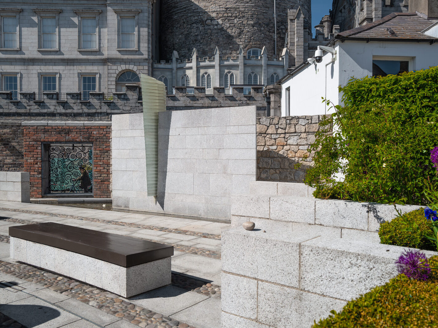 THE GARDA MEMORIAL GARDEN [LOCATED WITHIN THE DUBHLINN GARDENS AT DUBLIN CASTLE]-251245-1