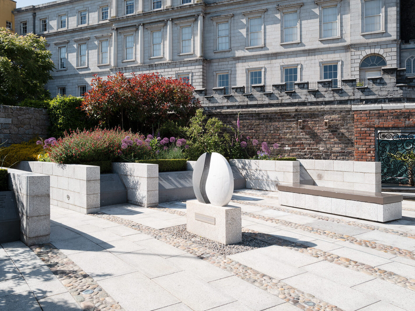 THE GARDA MEMORIAL GARDEN [LOCATED WITHIN THE DUBHLINN GARDENS AT DUBLIN CASTLE]-251249-1