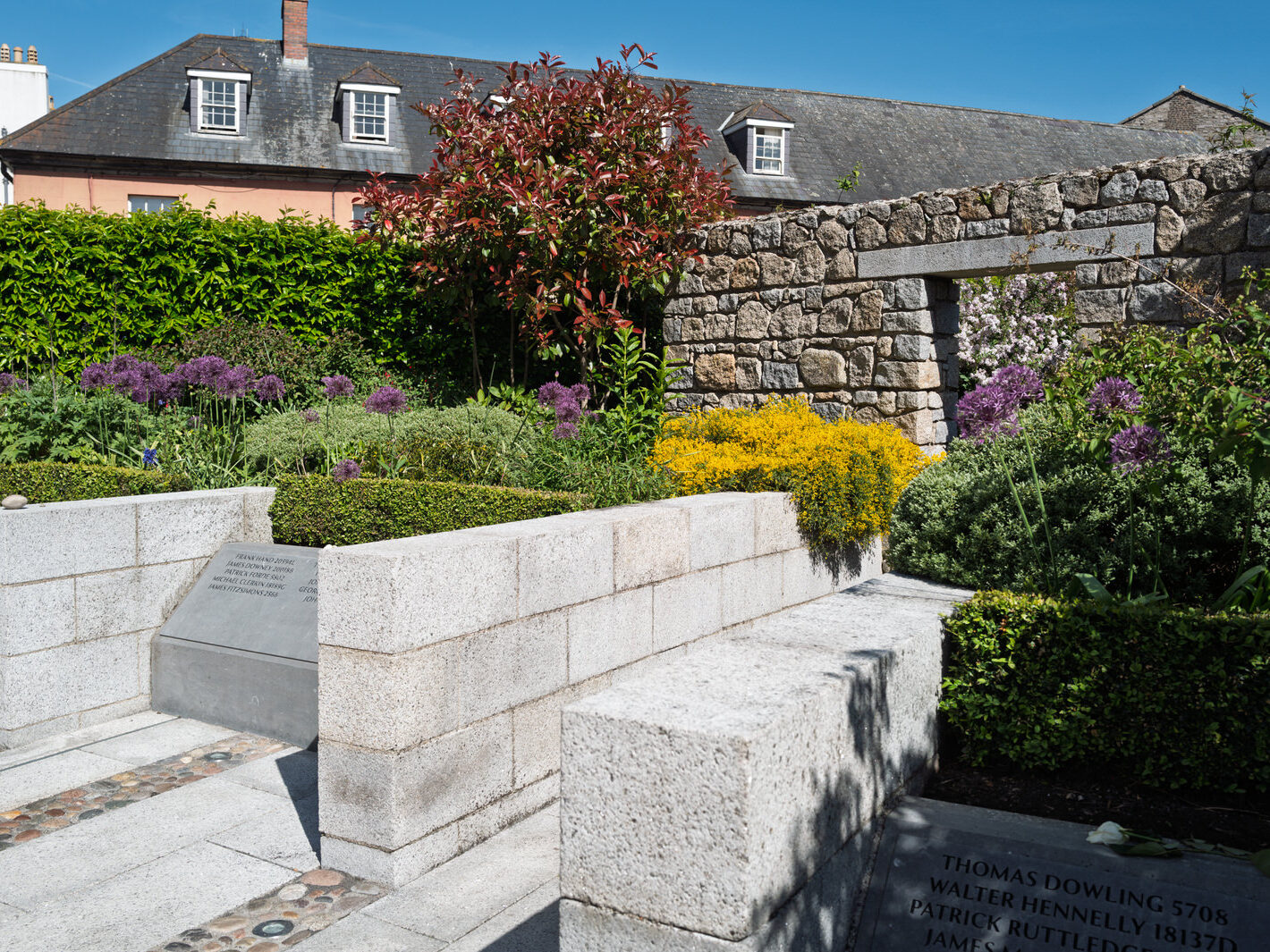 THE GARDA MEMORIAL GARDEN [LOCATED WITHIN THE DUBHLINN GARDENS AT DUBLIN CASTLE]-251258-1