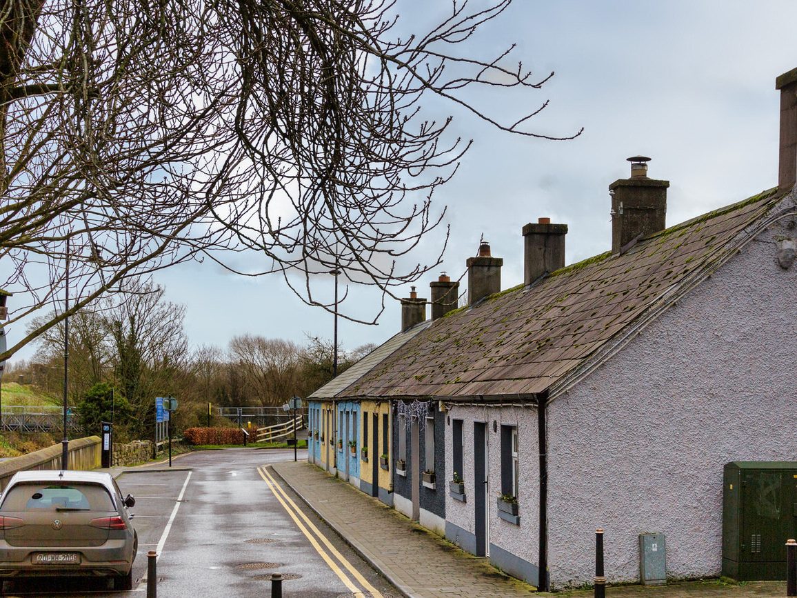 BOYNE COTTAGES [AREA OF TRIM NEAR TO THE OLDEST BRIDGE IN IRELAND]-226427-1