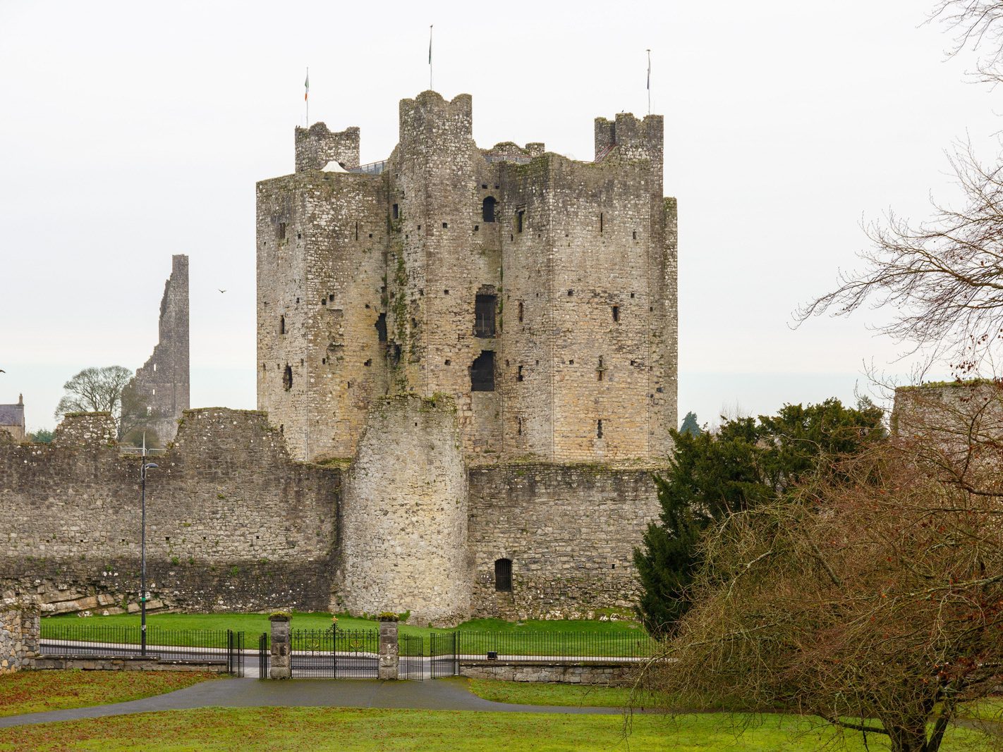 ON ST STEPHEN'S DAY I VISITED THE SOUTH BANK IN ORDER TO PHOTOGRAPH TRIM CASTLE [26 DECEMBER 2023]-226493-1