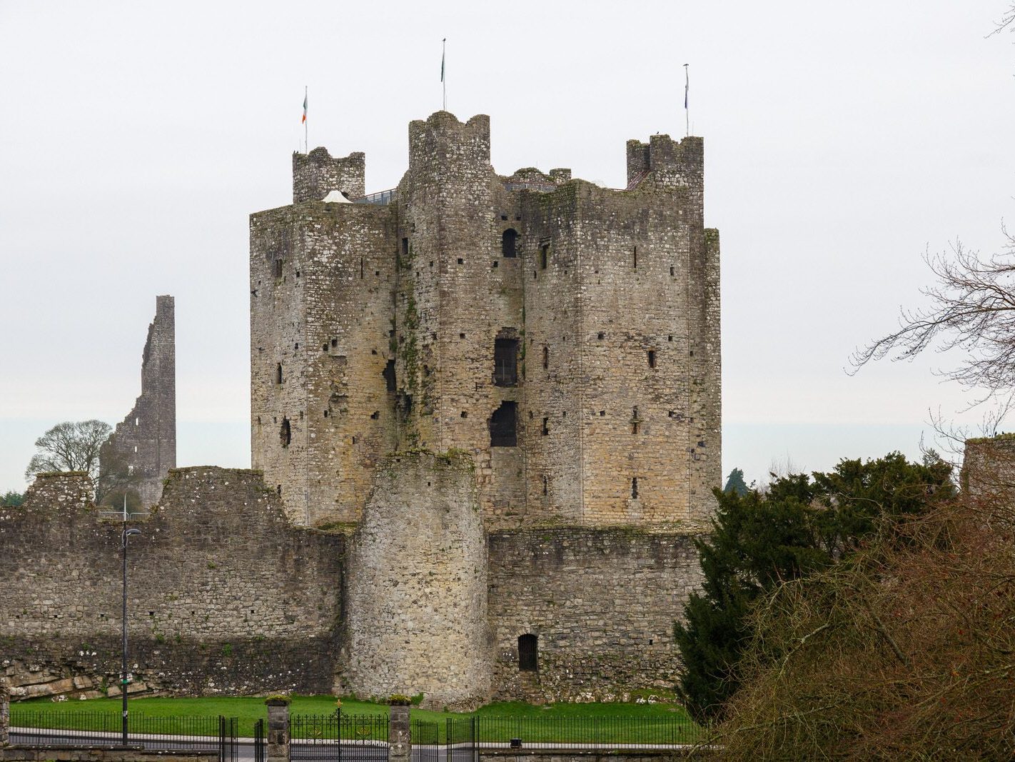 ON ST STEPHEN'S DAY I VISITED THE SOUTH BANK IN ORDER TO PHOTOGRAPH TRIM CASTLE [26 DECEMBER 2023]-226494-1
