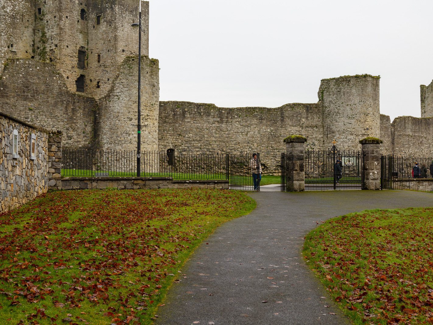 ON ST STEPHEN'S DAY I VISITED THE SOUTH BANK IN ORDER TO PHOTOGRAPH TRIM CASTLE [26 DECEMBER 2023]-226496-1