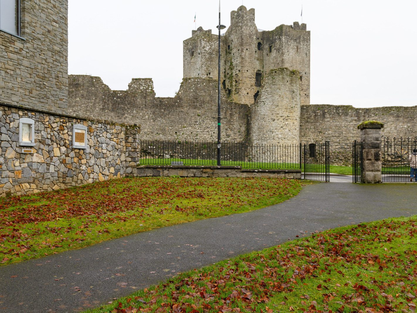 ON ST STEPHEN'S DAY I VISITED THE SOUTH BANK IN ORDER TO PHOTOGRAPH TRIM CASTLE [26 DECEMBER 2023]-226497-1