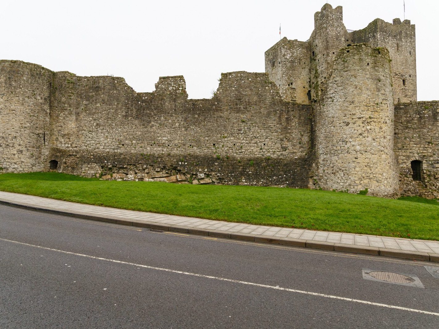 ON ST STEPHEN'S DAY I VISITED THE SOUTH BANK IN ORDER TO PHOTOGRAPH TRIM CASTLE [26 DECEMBER 2023]-226498-1