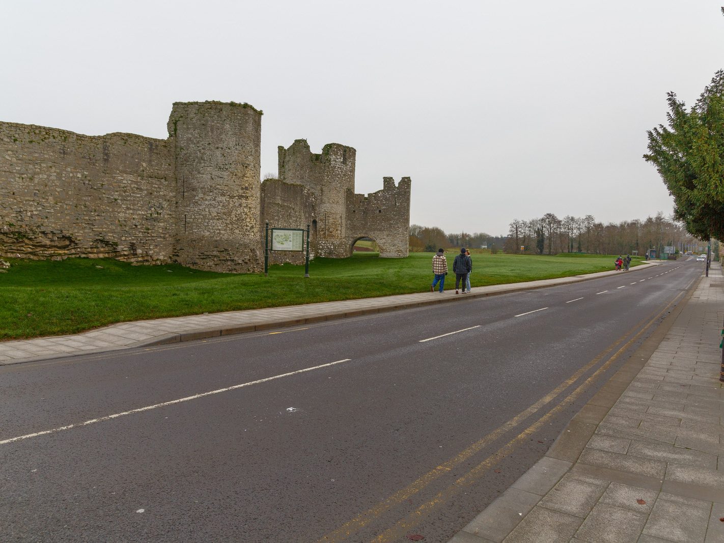 ON ST STEPHEN'S DAY I VISITED THE SOUTH BANK IN ORDER TO PHOTOGRAPH TRIM CASTLE [26 DECEMBER 2023]-226499-1