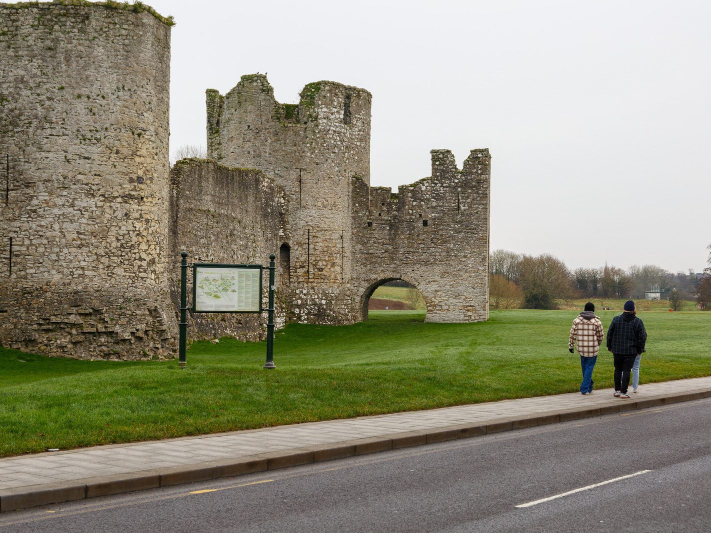 ON ST STEPHEN'S DAY I VISITED THE SOUTH BANK IN ORDER TO PHOTOGRAPH TRIM CASTLE [26 DECEMBER 2023]-226500-1