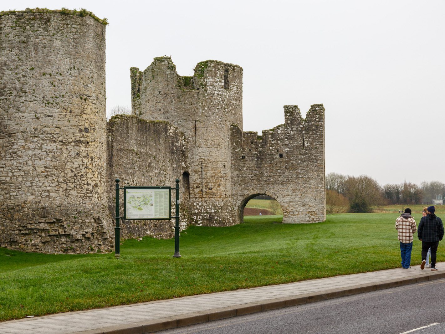 ON ST STEPHEN'S DAY I VISITED THE SOUTH BANK IN ORDER TO PHOTOGRAPH TRIM CASTLE [26 DECEMBER 2023]-226501-1