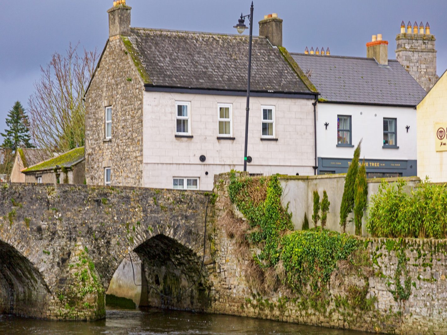 THE OLDEST BRIDGE IN IRELAND IS THIS BRIDGE IN TRIM COUNTY MEATH [IT HAS BEEN IN USE SINCE 1393]-226541-1