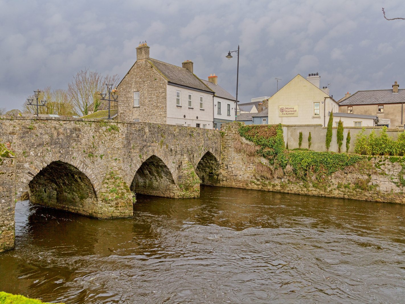 THE OLDEST BRIDGE IN IRELAND IS THIS BRIDGE IN TRIM COUNTY MEATH [IT HAS BEEN IN USE SINCE 1393]-226542-1