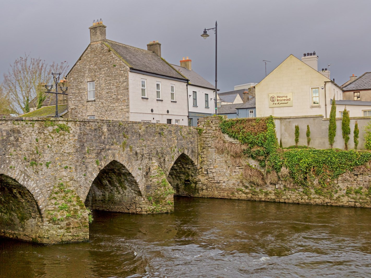 THE OLDEST BRIDGE IN IRELAND IS THIS BRIDGE IN TRIM COUNTY MEATH [IT HAS BEEN IN USE SINCE 1393]-226543-1