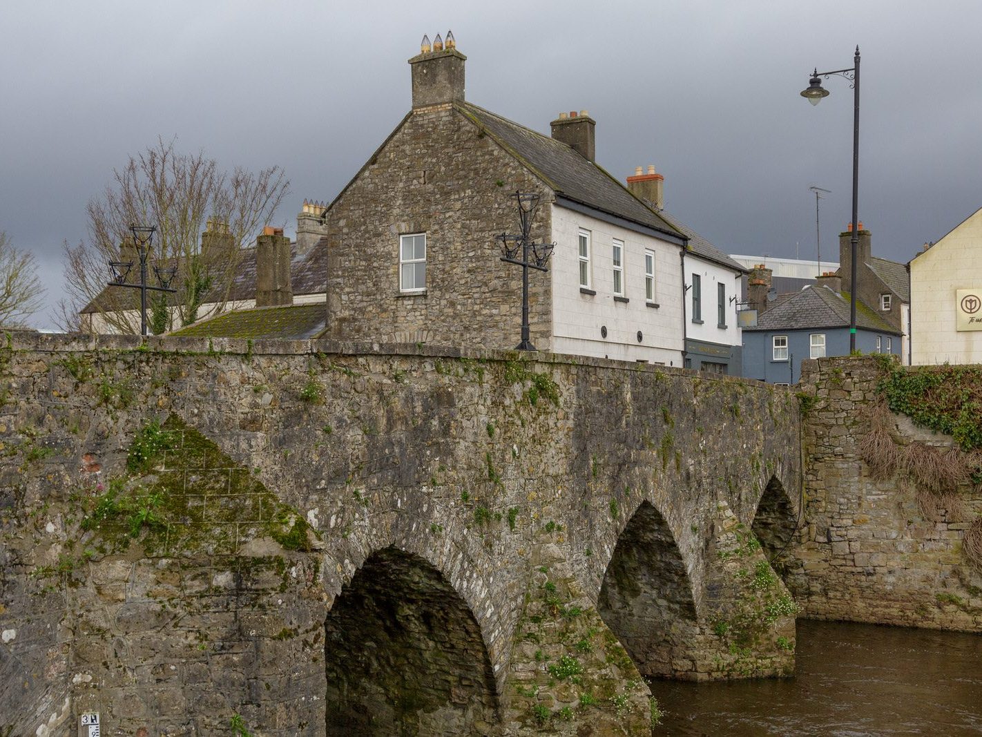 THE OLDEST BRIDGE IN IRELAND IS THIS BRIDGE IN TRIM COUNTY MEATH [IT HAS BEEN IN USE SINCE 1393]-226545-1
