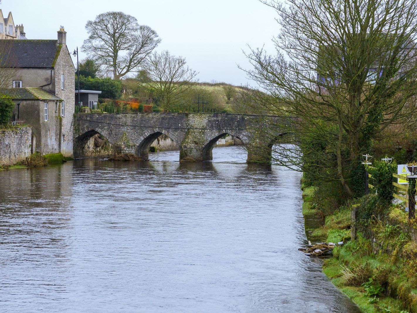 THE OLDEST BRIDGE IN IRELAND IS THIS BRIDGE IN TRIM COUNTY MEATH [IT HAS BEEN IN USE SINCE 1393]-226547-1